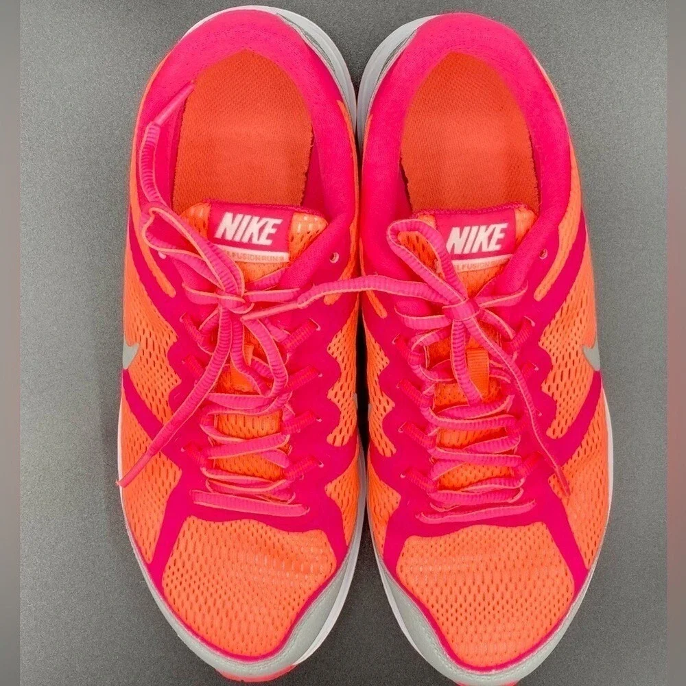 NIKE Dual‎ Fusion 3 running shoe, size 6.5 youth or 8.5 women's.